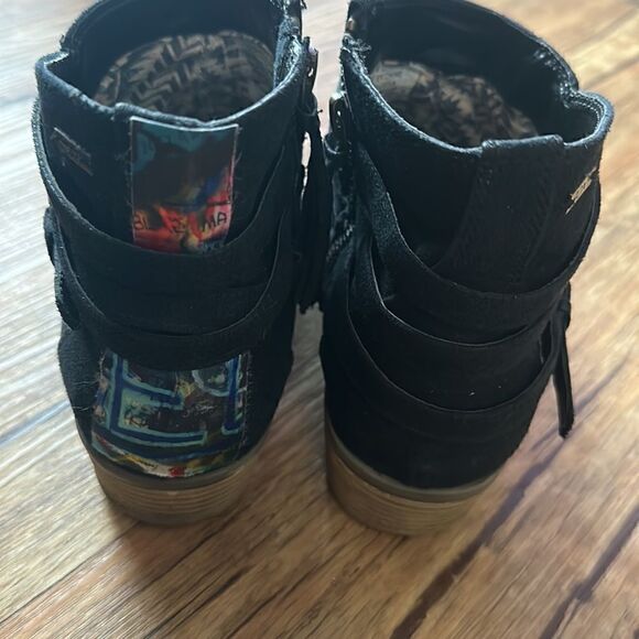 Size 8.5 Black + Graffiti Roxy Booties - Picture 4 of 6